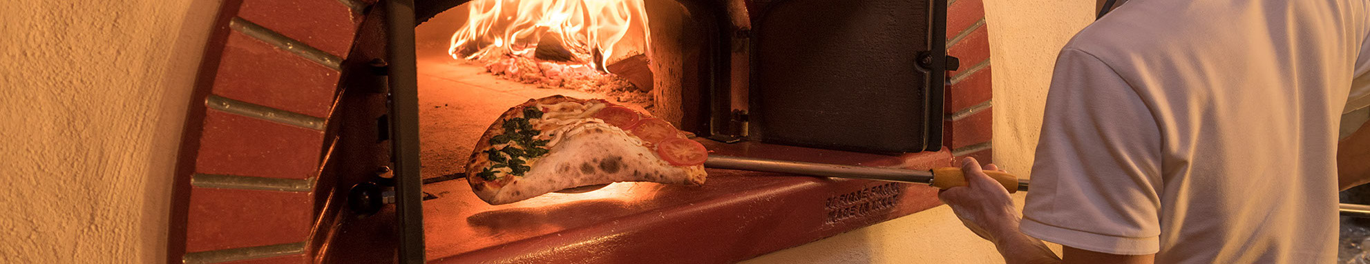 Holzofen mit gemütlichem Feuer